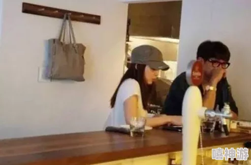 年轻的继拇电话"曝八卦:竟是富二代暗恋对象?传闻真假难辨! 年轻的继拇电话"曝八卦:竟是富二代暗恋对象?传闻真假难辨!