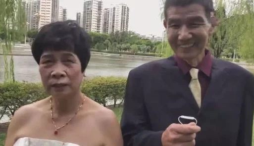 chinesesoⅠd老头兴奋:揭秘他与年轻女孩的奇妙互动,背后的故事让人意想不到! chinesesoⅠd老头兴奋:揭秘他与年轻女孩的奇妙互动,背后的故事让人意想不到!