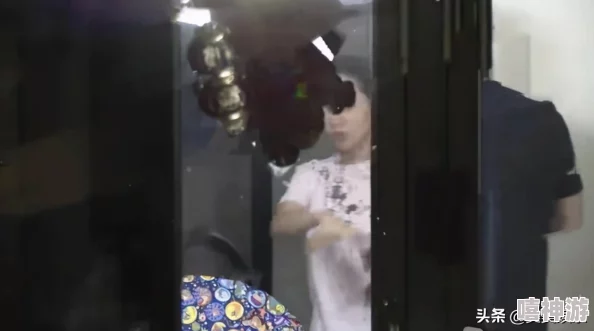 自己爬过来吃:某明星被拍到深夜独自现身餐厅,疑似与神秘人共进晚餐引发热议! 自己爬过来吃:某明星被拍到深夜独自现身餐厅,疑似与神秘人共进晚餐引发热议!