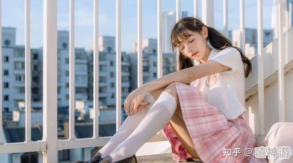白丝校花 扒开美腿甜美打扑克:解析高校文化中的青春元素与社交互动形式的影响 白丝校花 扒开美腿甜美打扑克:解析高校文化中的青春元素与社交互动形式的影响