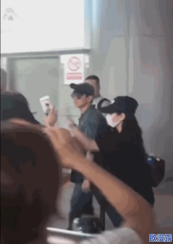 男生把自己的坤坤放进女生的坤坤里，竟引发校园热议，网友纷纷围观讨论背后的故事与真相！