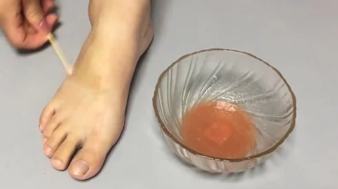 白色脚上浓浓的精华液的预防方法：有效护理与日常保养技巧分享，助你远离困扰与不适感