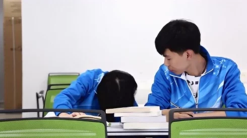 男生捡到女同桌跳蛋的开关,意外引发一场校园趣事与尴尬瞬间的连锁反应 男生捡到女同桌跳蛋的开关,意外引发一场校园趣事与尴尬瞬间的连锁反应