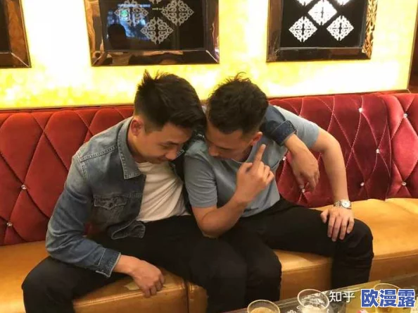 男同被猛男房东cao到哭Gay,情感纠葛引发深思,两人关系走向何方? 男同被猛男房东cao到哭Gay,情感纠葛引发深思,两人关系走向何方?