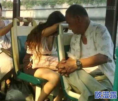 牛人厕所偷拍：竟然在公共场所拍到明星私密瞬间，网友热议背后真相引发关注！