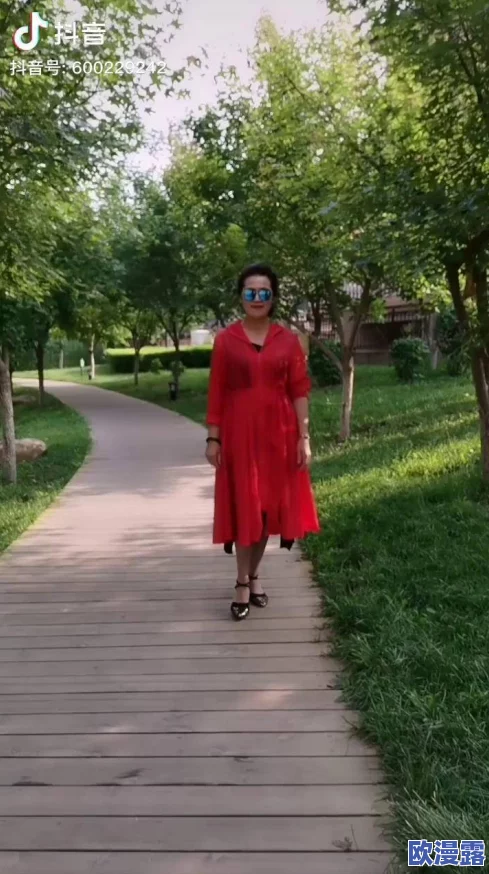 沈阳老阿姨叫的巅峰：讲述了沈阳地区一位年长女性在社交媒体上因其独特风格和幽默感而走红的故事