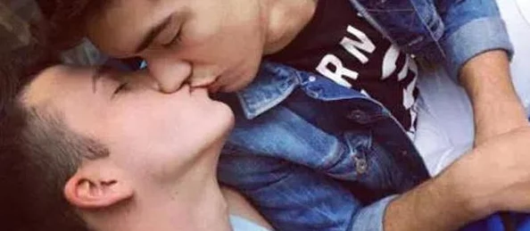 男同教练Gay互吃鳮，展现了同性恋群体在体育领域中的亲密关系与支持，同时也引发了对性别认同和社会接受度的讨论