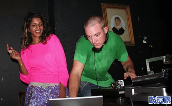 欧美 另类 交：某知名歌手被曝与神秘艺术家秘密合作，音乐风格引发粉丝热议！