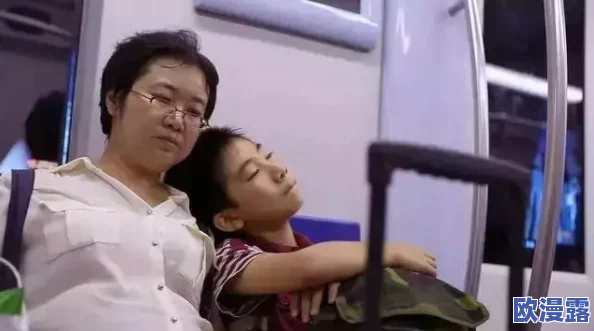坤坤塞进屁桃里引发热议，网友热议其背后深意，瞬间成为社交媒体焦点！