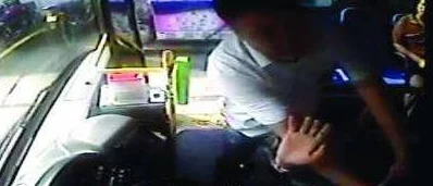 公交车上～嗯啊被高潮男男：探讨公共交通环境中性行为的社会心理影响与个体体验分析