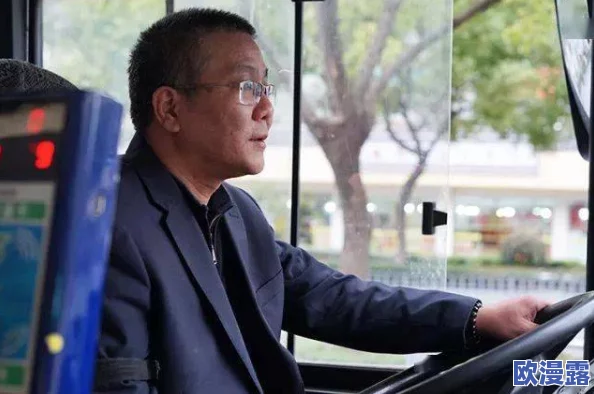 公交车上～嗯啊被高潮男男：探讨公共交通环境中性行为的社会心理影响与个体体验分析