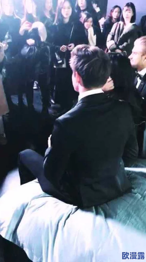 男男脱裤互靠互摸互吃，震惊众人：这场派对竟成为网络热议焦点，引发热烈讨论与关注！