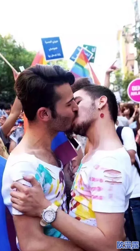 男男脱裤互靠互摸互吃，震惊众人：这场派对竟成为网络热议焦点，引发热烈讨论与关注！