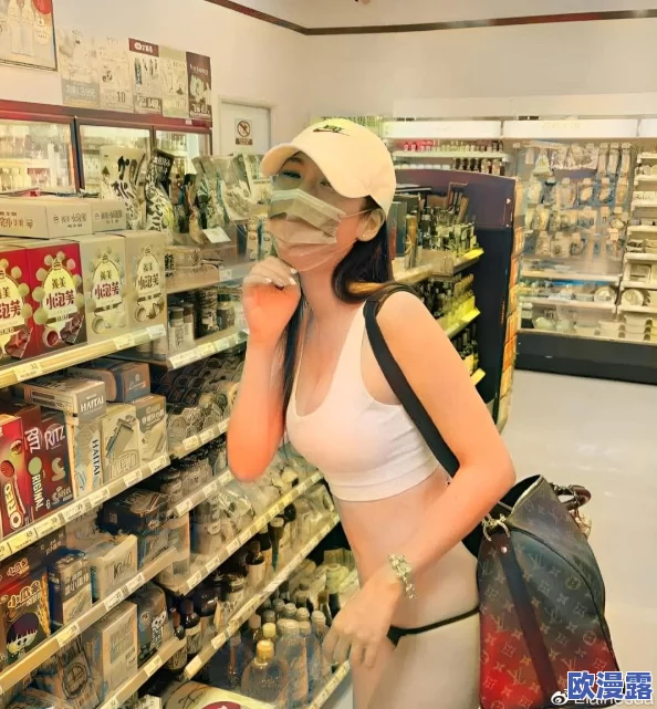 李丽莎大尺度三级丁字裤引发热议，网友热议性感时尚，背后故事令人瞩目！