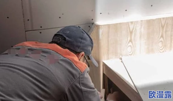 几个装修工人把我压在茶几,这种情况真是让人感到无奈和恐惧,安全意识亟需提高 几个装修工人把我压在茶几,这种情况真是让人感到无奈和恐惧,安全意识亟需提高