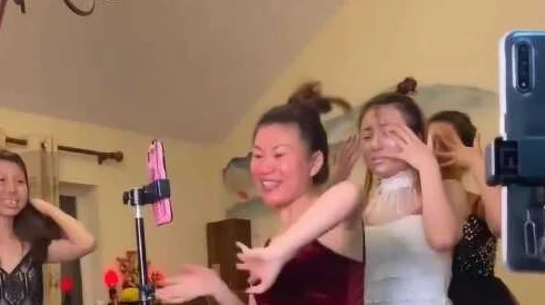 口爆自拍令人震惊！当红明星意外泄露私人视频，网友热议背后的真相与影响