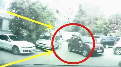 穿裙子等不及在车里就要了6次，一幕让旁观者都目瞪口呆，实在难以置信的疯狂行为！