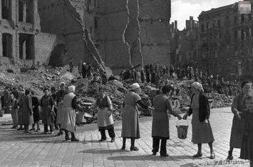 日本寡妇：探讨在日本社会中，寡妇所面临的文化、经济和心理挑战，以及她们如何重建生活与身份