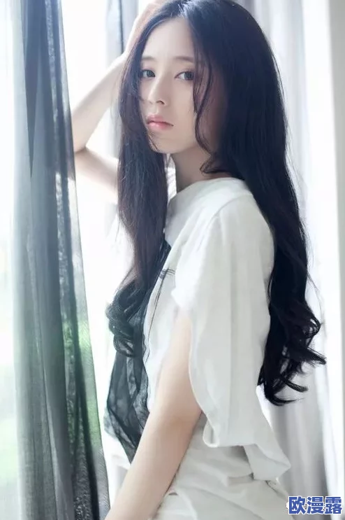 白丝校花裸身引发网络热议，照片曝光震撼全网，众多网友纷纷讨论背后真相与影响！