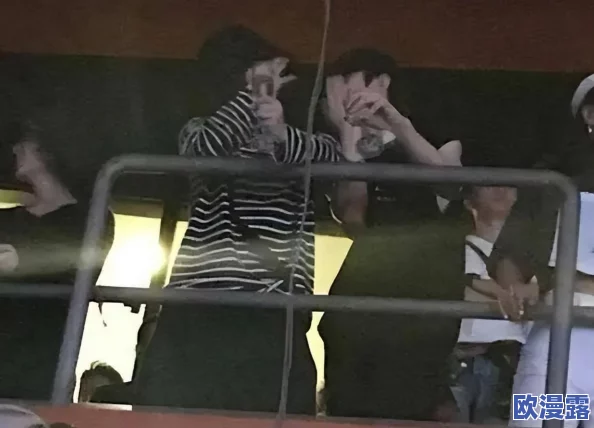 坤吧戳小洞：传闻某明星与神秘人士深夜密会，现场目击者称气氛暧昧不已，引发网友热议！