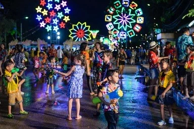 www.亚洲最大夜色伊人，展现了一个充满魅力与神秘的夜生活场景，让人沉醉于多元文化交融的独特体验