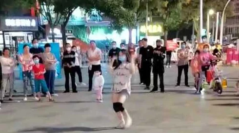 不知火舞与三个小男孩公园狂舞，网友纷纷表示：这样的互动真是太有趣了，孩子们的笑声让人感到温暖！