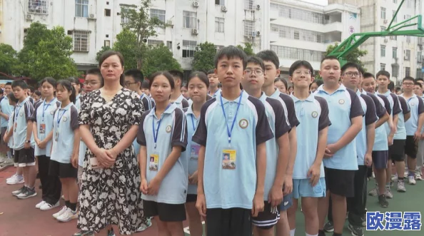 描写进入的那一刻感受男生的心情，细腻展现他内心的紧张与期待，以及对未来可能性的憧憬与不安