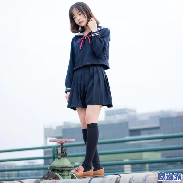 jk裙子全开襟做运动，意味着在穿着jk风格的裙子时选择全开襟设计，以便于进行各种运动活动，兼顾时尚与舒适