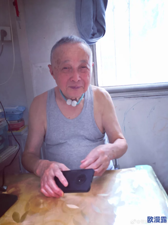 被隔壁老头添日出水舒服,网友热议:生活中的小确幸与意外惊喜引发的情感共鸣 被隔壁老头添日出水舒服,网友热议:生活中的小确幸与意外惊喜引发的情感共鸣