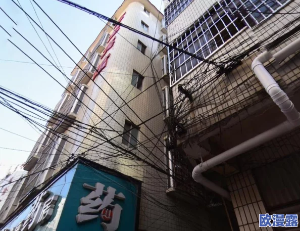 亲嘴伸进内衣揉胸口视频引发热议,网友纷纷讨论隐私与公共场合的界限,社交媒体上相关话题持续升温 亲嘴伸进内衣揉胸口视频引发热议,网友纷纷讨论隐私与公共场合的界限,社交媒体上相关话题持续升温