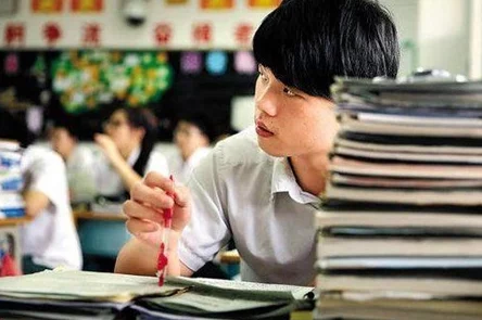 高中生被c到爽哭视频引发热议,网友纷纷评论其真实感受与情感共鸣,讨论青春期的复杂心理状态 高中生被c到爽哭视频引发热议,网友纷纷评论其真实感受与情感共鸣,讨论青春期的复杂心理状态