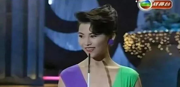 美女露%100，展现无与伦比的魅力与自信，吸引众多目光，引发热议和讨论，成为社交媒体的新焦点