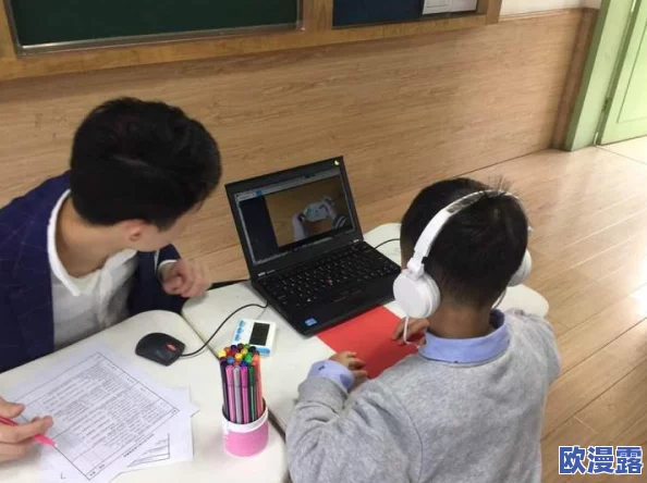把数学代表按到桌子上抄视频,学生们纷纷模仿学习,课堂气氛活跃引发热议 把数学代表按到桌子上抄视频,学生们纷纷模仿学习,课堂气氛活跃引发热议
