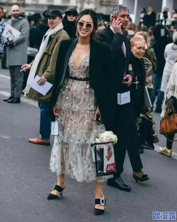 裙子里面什么也别穿总裁:她的大胆选择引发全城热议,时尚界再掀波澜! 裙子里面什么也别穿总裁:她的大胆选择引发全城热议,时尚界再掀波澜!