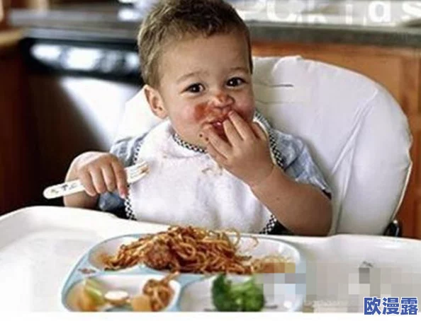 小孩半夜喂姐姐吃东西好吗？专家解读：这样做对孩子的健康和家庭关系影响几何？