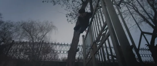 “双男主每天都在挨龠中醒来，探秘他们在极端环境下的友情与成长之路”