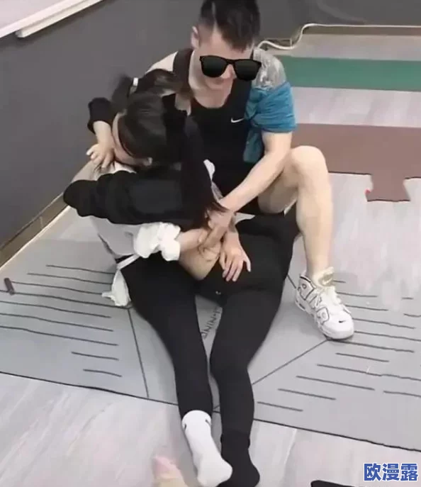 女生张开腿男生捅，背后隐藏的情感纠葛与心理分析引发热议，网友纷纷发表看法和讨论