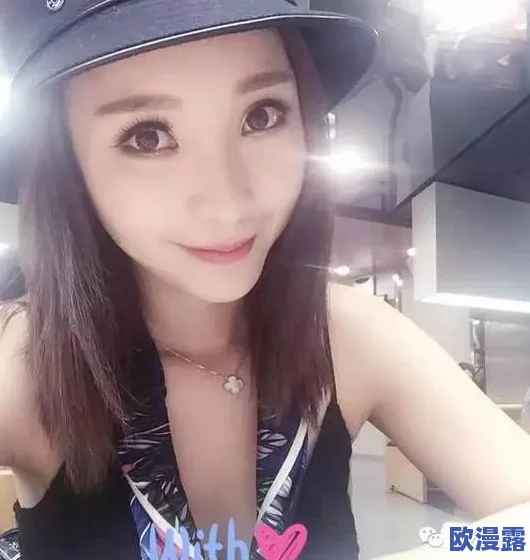 美女光着胸让男生狂摸动态图引发热议，网友纷纷讨论其背后的社会影响与道德观念