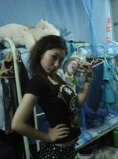 美女拉屎无遮挡：近日网络上流传一段视频，引发网友热议，讨论隐私与公共场合行为的界限