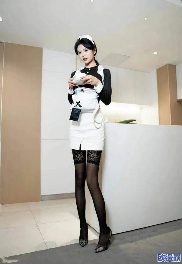 亚洲制服丝袜诱惑：许多网友认为这种风格既展现了女性的优雅，又增添了一丝神秘感，令人着迷