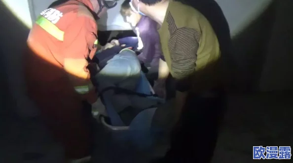 两个被脱裤子的小男生视频:童年趣事与友谊的搞笑瞬间 两个被脱裤子的小男生视频:童年趣事与友谊的搞笑瞬间