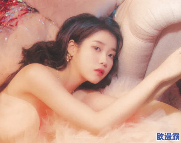 白丝美女在夜色中被调戏，羞羞的粉色梦境让人心跳加速，探索禁忌与欲望的交织之旅
