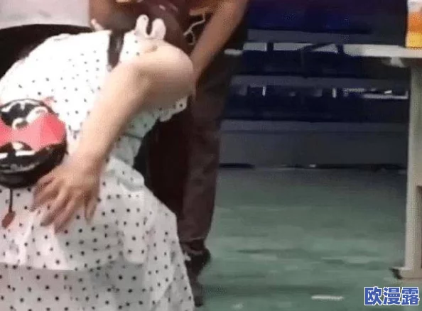 牛鞭擦进女人下身放播，这种行为真是令人发指，应该受到严厉的谴责和惩罚