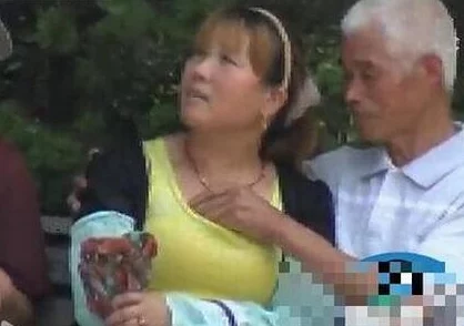 老头不停的揉我的大胸动态图引发热议网友纷纷评论称这是一种不当行为呼吁关注女性权益与尊重 老头不停的揉我的大胸动态图引发热议网友纷纷评论称这是一种不当行为呼吁关注女性权益与尊重